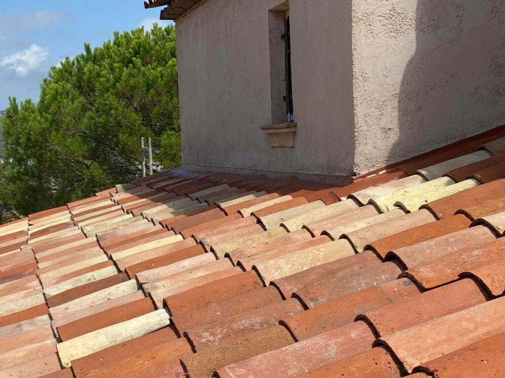couvreur reparation tuiles cassees toiture fayence var