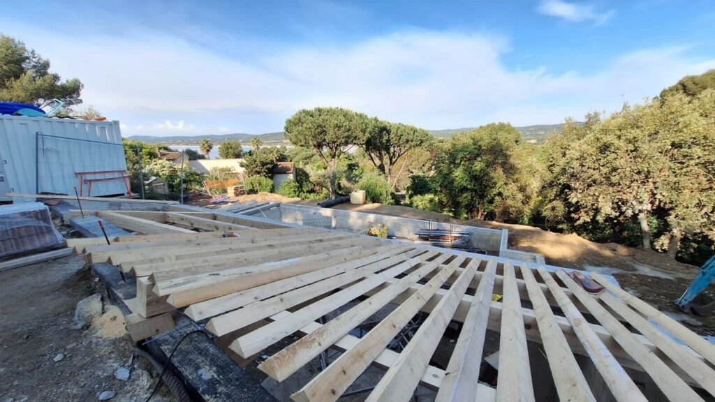 Rénovation d’une charpente en bois sur-mesure de 50m2 pour une villa de luxe vue mer de style provençale à Ramatuelle dans le golfe de Saint-Tropez