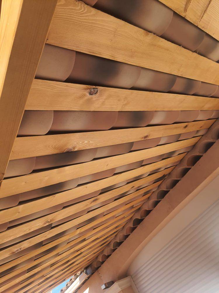 Création et installation d'une pergola en bois avec toiture en tuiles sur mesure à Mandelieu la Napoule dans le 06