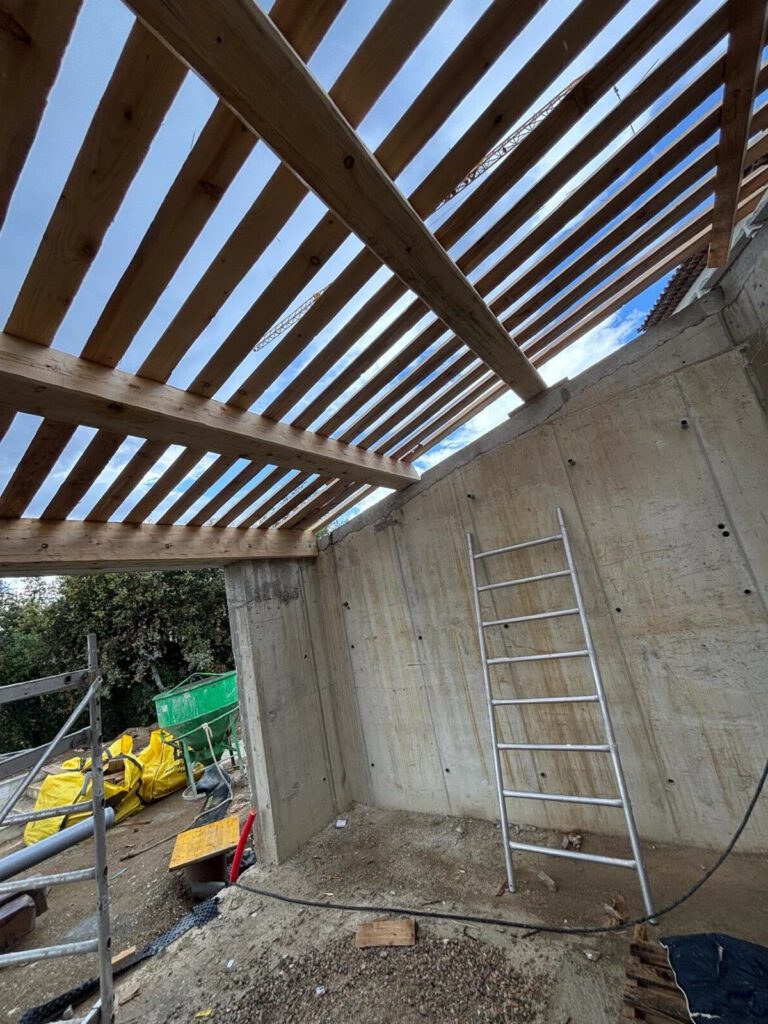 Rénovation d’une charpente en bois sur-mesure de 50m2 pour une villa de luxe vue mer de style provençale à Ramatuelle dans le golfe de Saint-Tropez