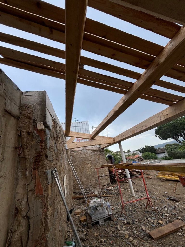Rénovation d’une charpente en bois sur-mesure de 50m2 pour une villa de luxe vue mer de style provençale à Ramatuelle dans le golfe de Saint-Tropez