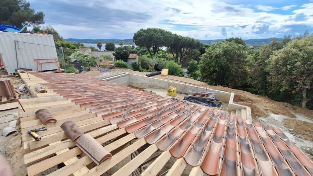 Rénovation d’une charpente en bois sur-mesure de 50m2 pour une villa de luxe vue mer de style provençale à Ramatuelle dans le golfe de Saint-Tropez
