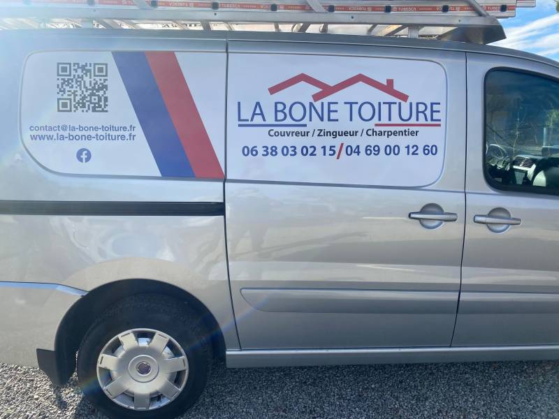 reparation d'un pied de cheminée sur une toiture en tuiles par un artisan dans les secteur de Fréjus dans le Var